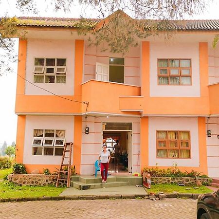 Villa Bukit Indah Brastagi / เบอราสตากี ภายนอก รูปภาพ
