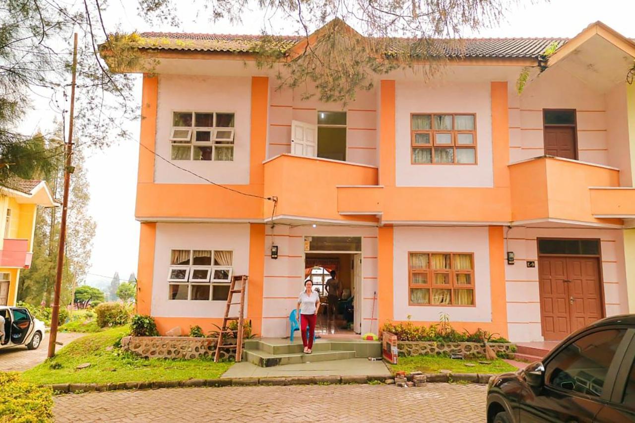 Villa Bukit Indah Brastagi / เบอราสตากี ภายนอก รูปภาพ