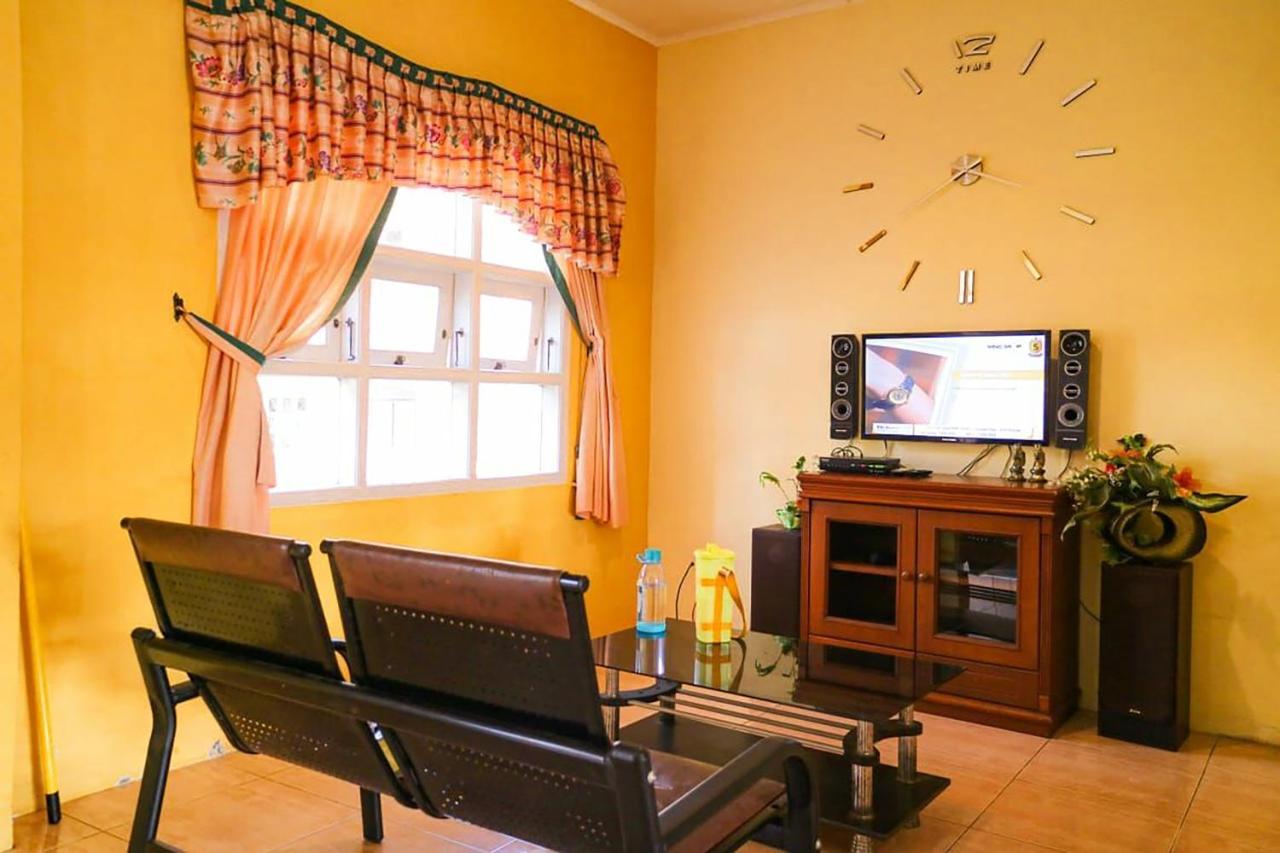 Villa Bukit Indah Brastagi / เบอราสตากี ภายนอก รูปภาพ