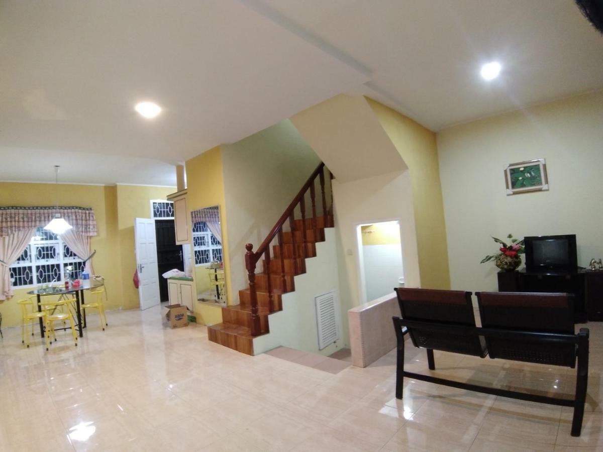 Villa Bukit Indah Brastagi / เบอราสตากี ภายนอก รูปภาพ