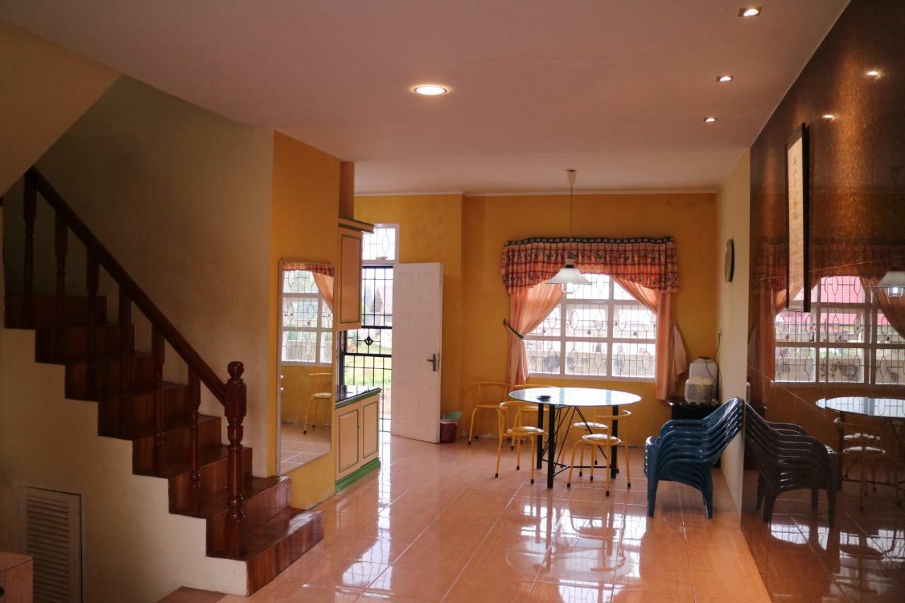 Villa Bukit Indah Brastagi / เบอราสตากี ภายนอก รูปภาพ